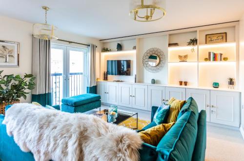 Chic immaculate Warwick apartment sleeps 4 2 bathrooms free private parking easy walk to Warwick canal side pub on doorstep perfect for family breaks the races or work stays — 4-Star Luxury Hotel in Warwick, United Kingdom
