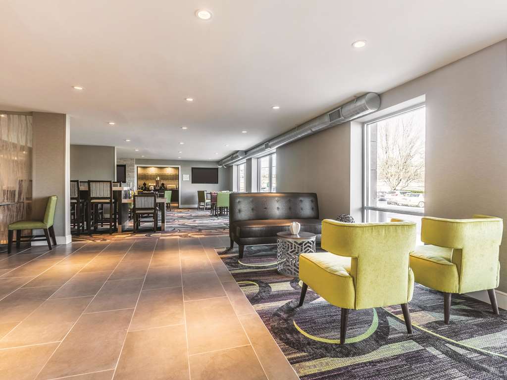 La Quinta Inn & Suites by Wyndham Atlanta Midtown Buckhead - photo 4