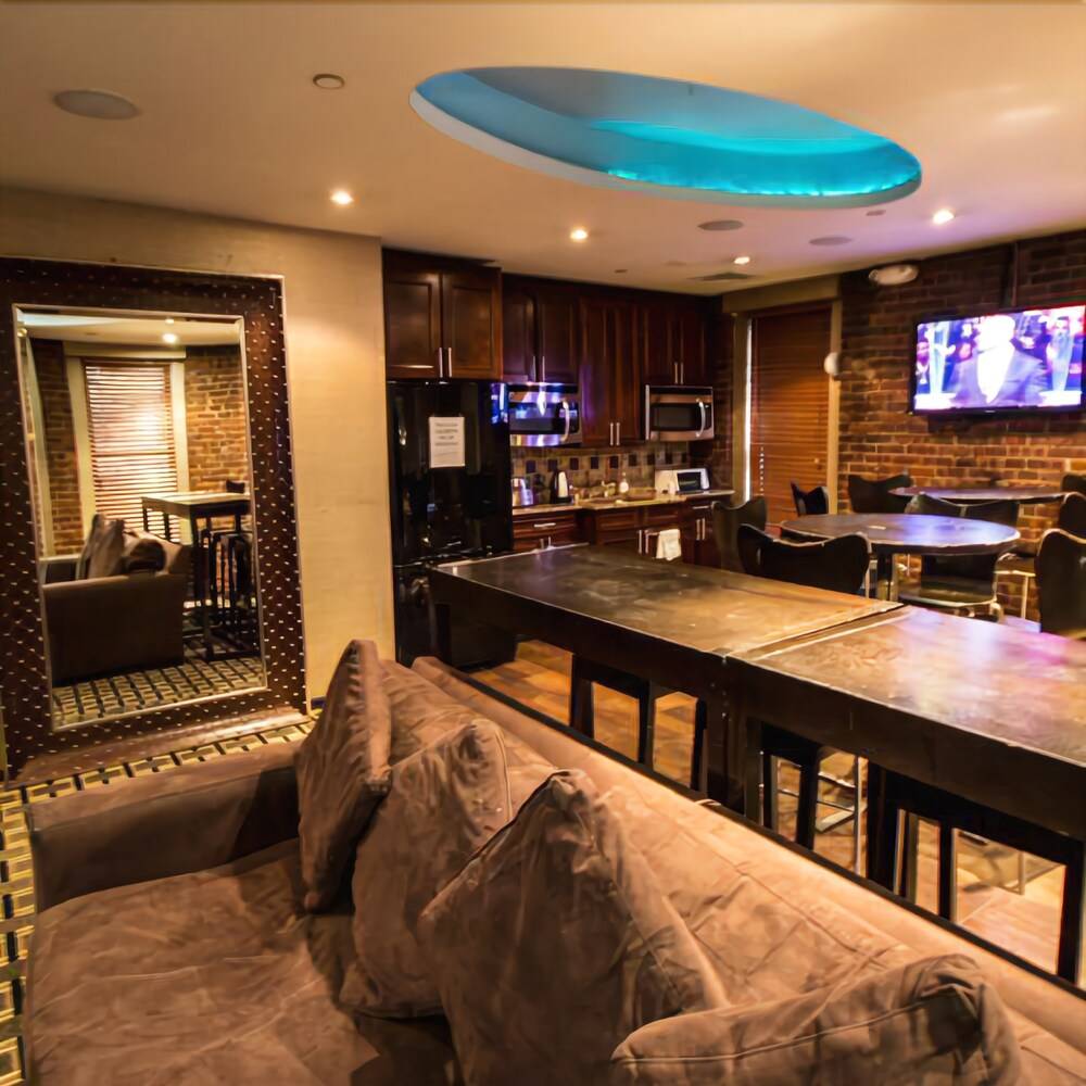 The Broadway Hotel and Hostel - photo 30