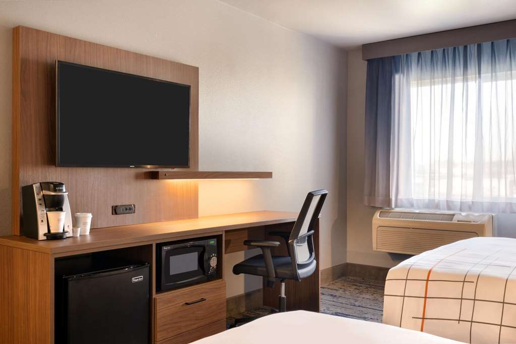 La Quinta Inn & Suites by Wyndham Springfield - photo 20