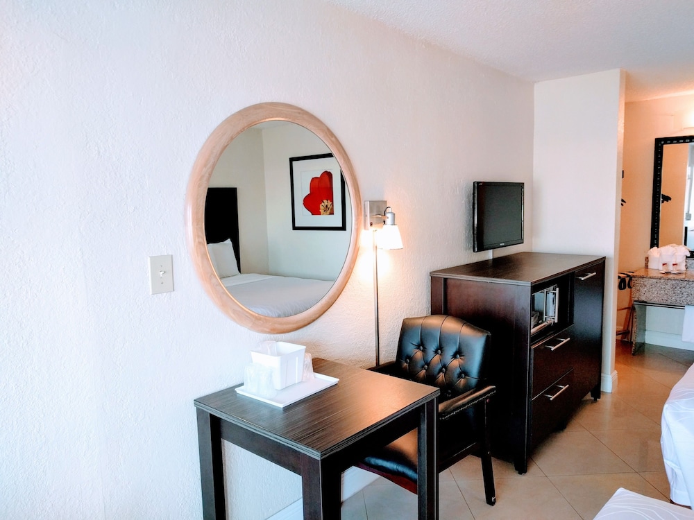 Red Carpet Inn Airport and Cruise Port Hotel Fort Lauderdale - photo 10