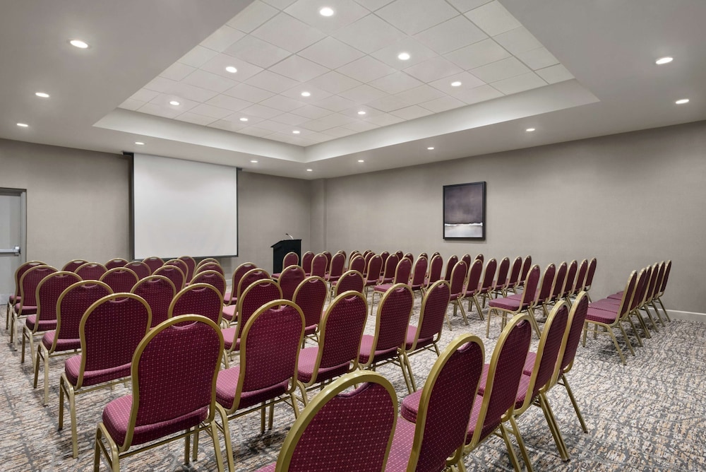 Embassy Suites by Hilton Cleveland Rockside - photo 39