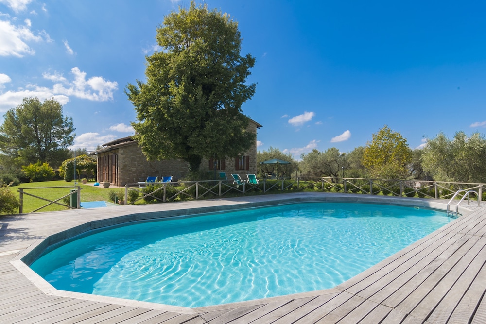 Agriturismo La Montagnola — 4-Star Luxury Hotel in Torgiano, Italy