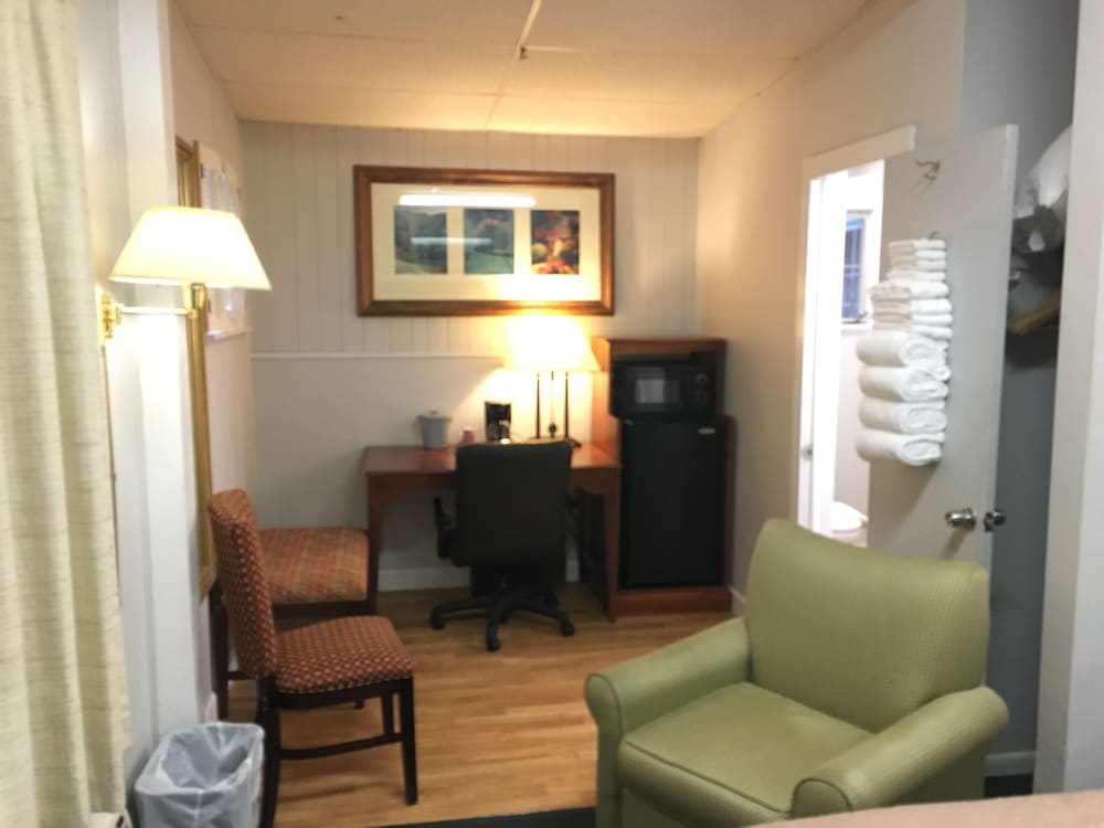 CedarWood Inn - photo 12