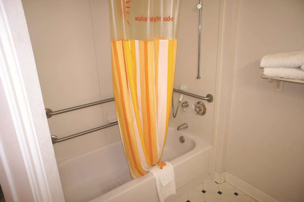 La Quinta Inn & Suites by Wyndham Winston Salem - photo 16