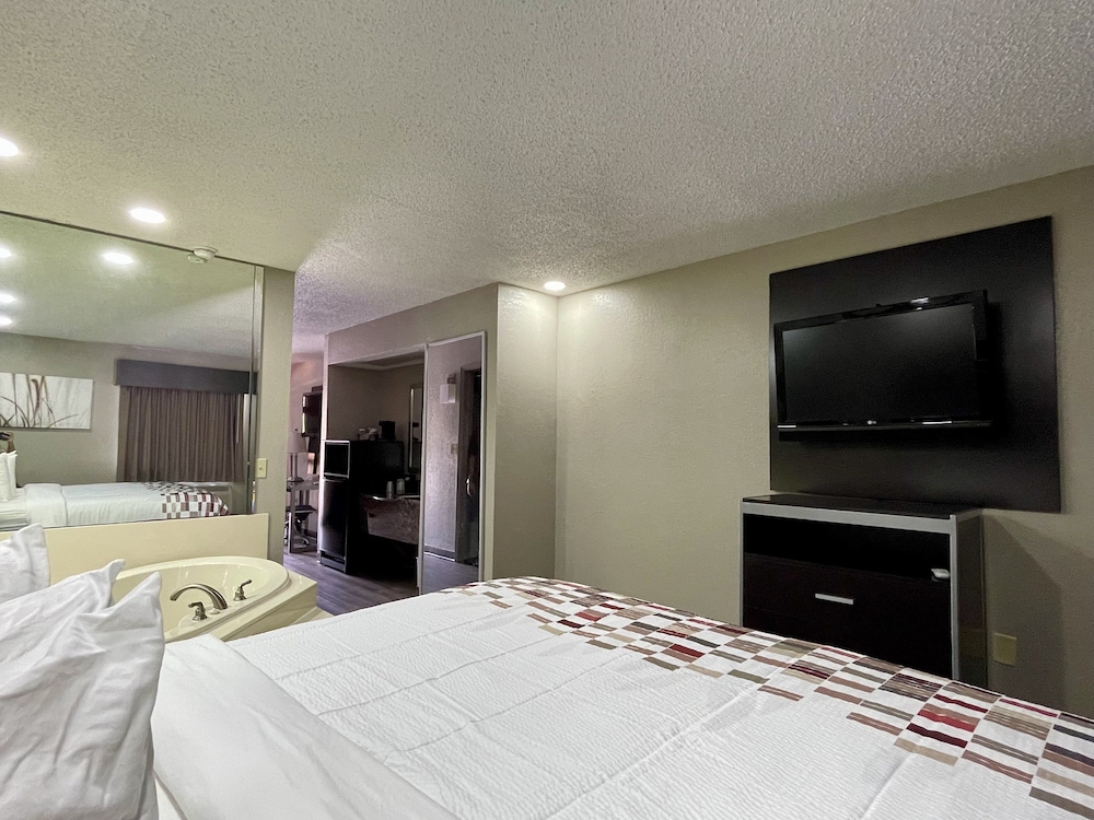 Richland Inn & Suites - photo 6