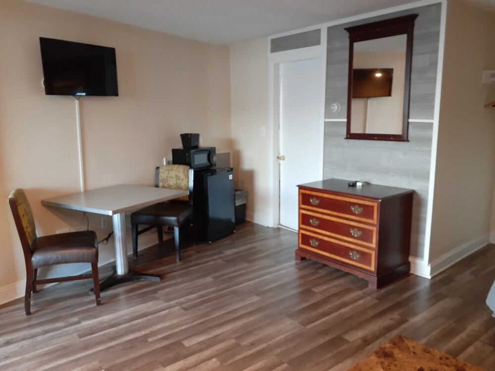 Town Line Motel - photo 20