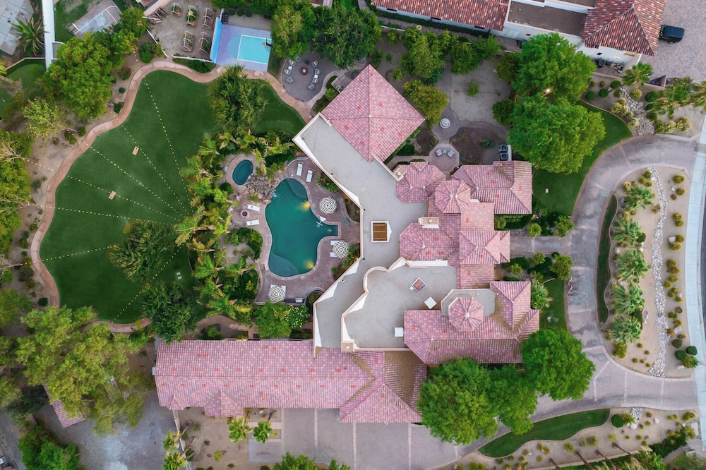 Villa Verbena by Avantstay Expansive Estate w B ball Court Pool spa & Entertainer's Yard — 4-Star Luxury Hotel in Indio, United States