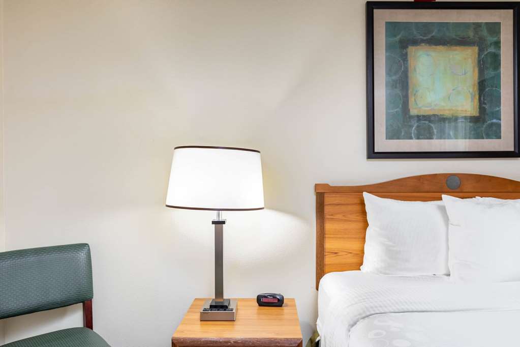 La Quinta Inn & Suites by Wyndham El Paso East - photo 7