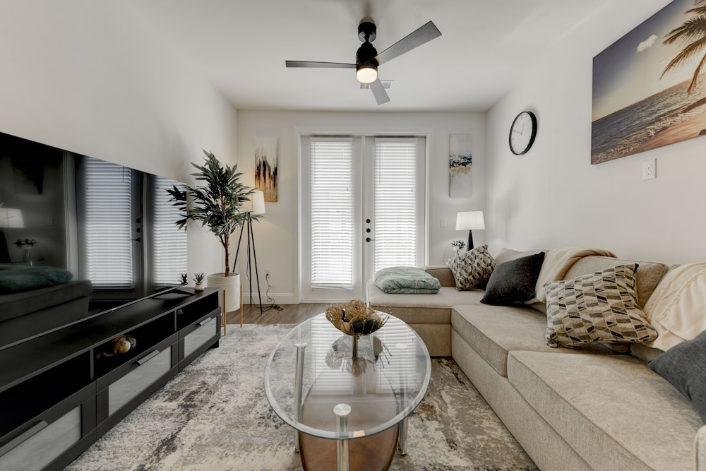 Hitop Real Estate Ventures — 4-Star Luxury Hotel in Austin, United States