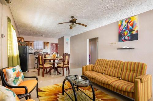 Fully AC 2BR 5 mins from Ian Fleming Int Airport in Unknown City, Jamaica