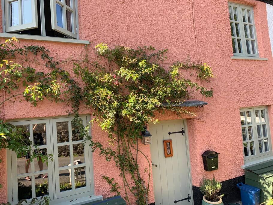 Sausage Cottage in Oakford Village 4 Bed Garden Local Pub — 4-Star Luxury Hotel in Tiverton, United Kingdom