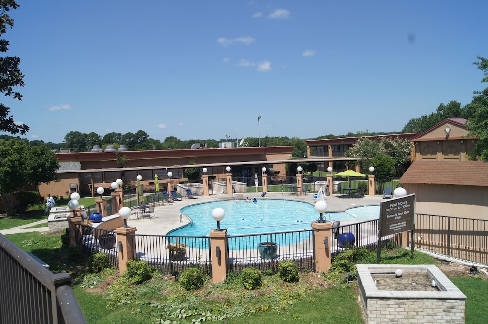 Days Inn by Wyndham Durham Near Duke University - photo 82
