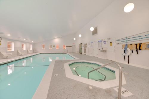 1 Mi to Nubs Nob Ski Resort: Harbor Springs Condo — hotel in Harbor Springs