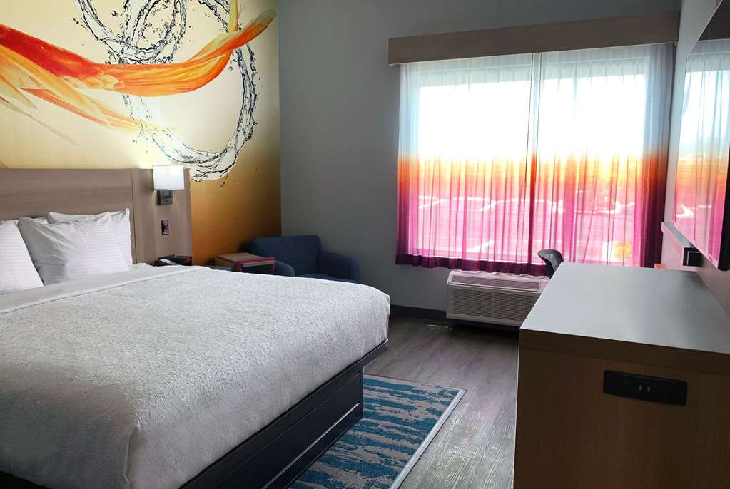 La Quinta Inn & Suites by Wyndham San Antonio Seaworld LAFB - photo 12