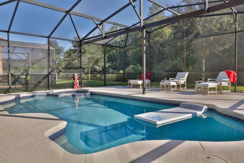 Large Pool Deck All Rooms w Private Bathroom — 4-Star Luxury Hotel in Kissimmee, United States