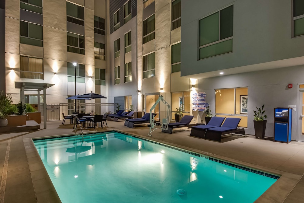 Hampton Inn & Suites Los Angeles Glendale - photo 2