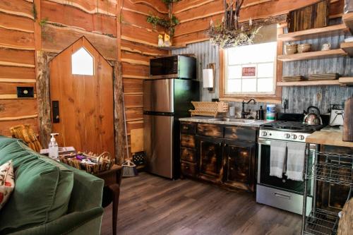Hobbit Treehouse with waterfall on the Brazos River 350 acres Tubing Petting zoo — 4-Star Luxury Hotel in Weatherford, United States