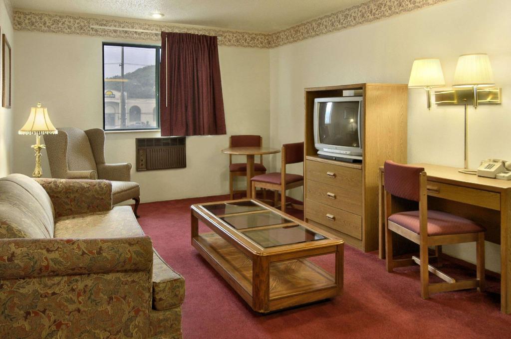 Super 8 by Wyndham Butler - photo 11