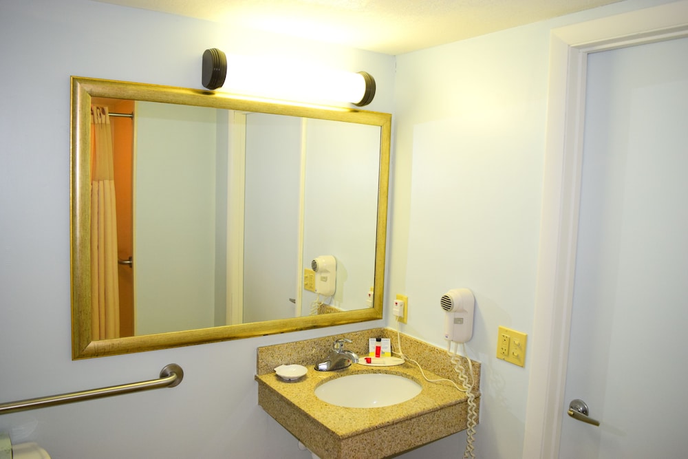 Days Inn by Wyndham Rock Falls - photo 28