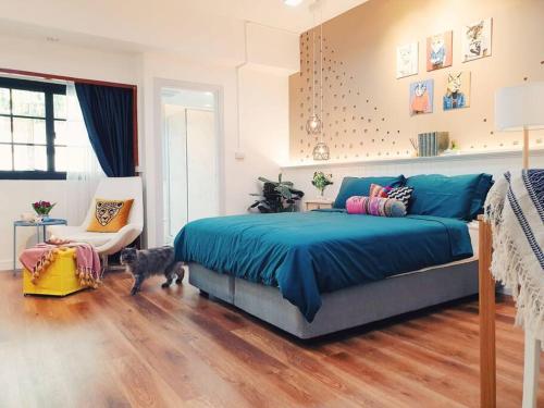 Double Studio Private Bath & Balcony Shared Kitchen with Local Family by Pillows & Purrs