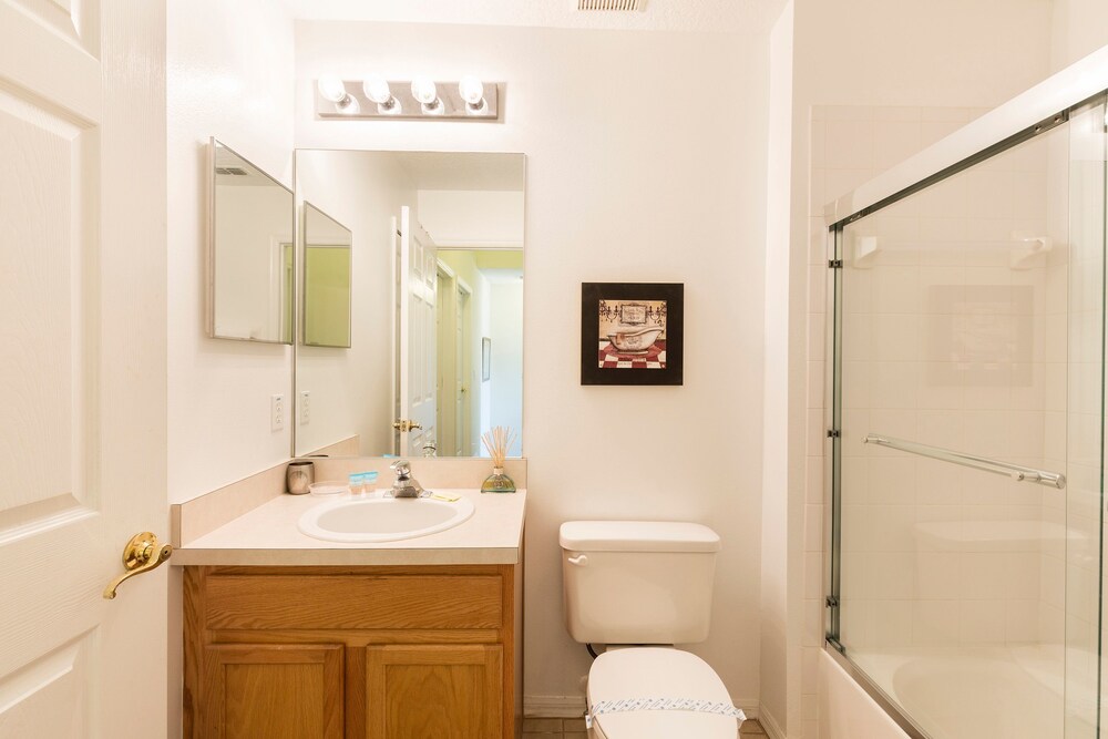 Family Getaway Townhome at Lake Berkley 15min to Disney - photo 11