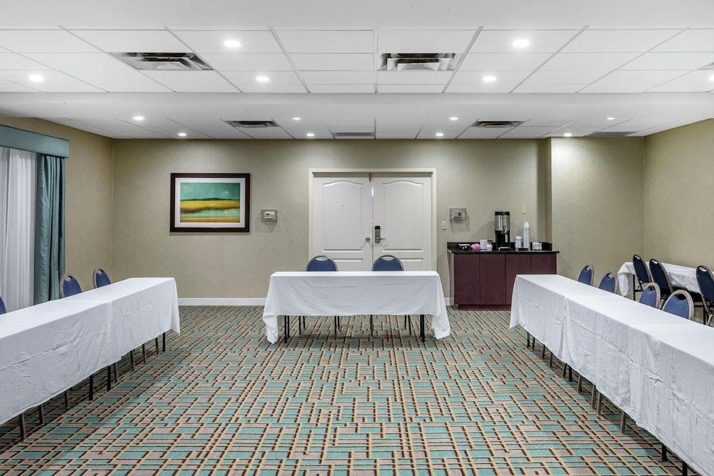 Hampton Inn Adel - photo 27