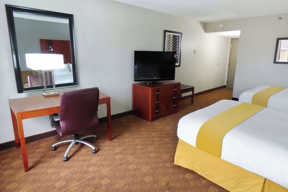 Radisson Hotel Akron Fairlawn - photo 11