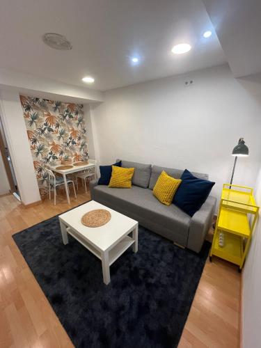 Balcon De Laurel By Clabao — Logrono