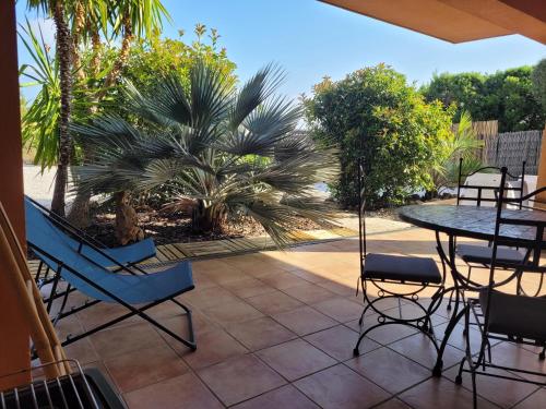 Giens T2 Charme 7m a Pied Plage Rez de Jardin in Hyeres, France
