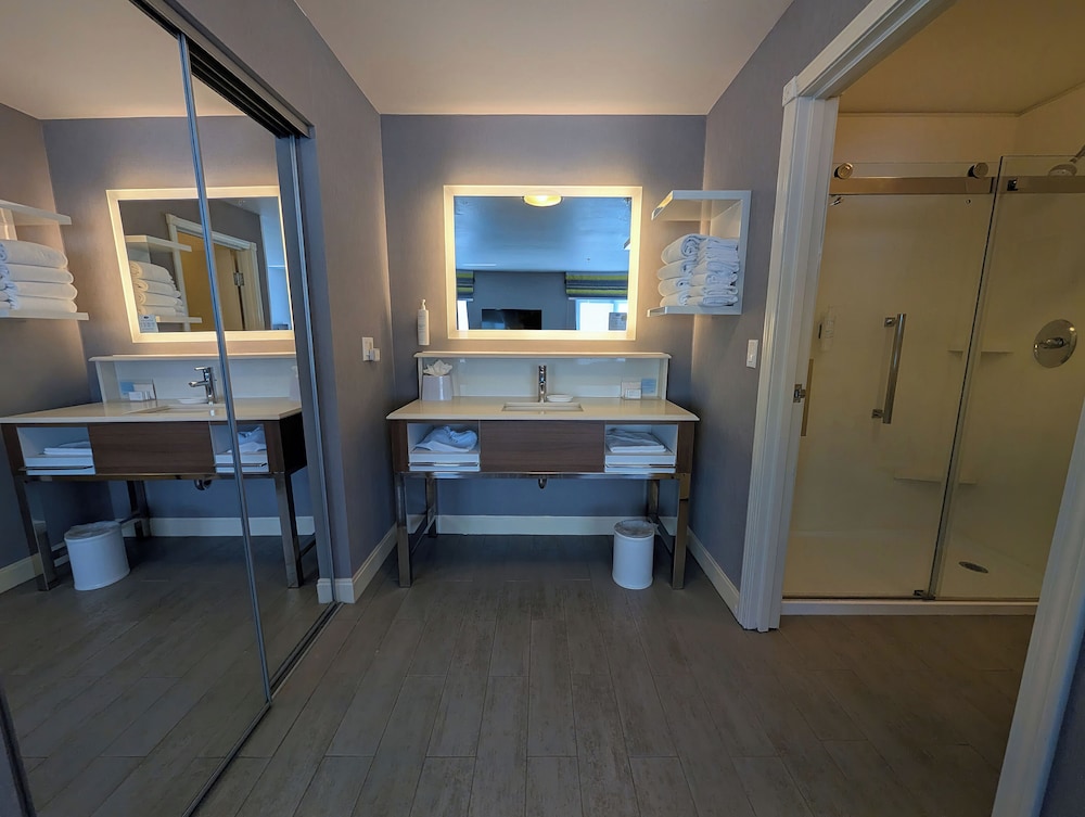 Hampton Inn & Suites Tacoma - photo 23