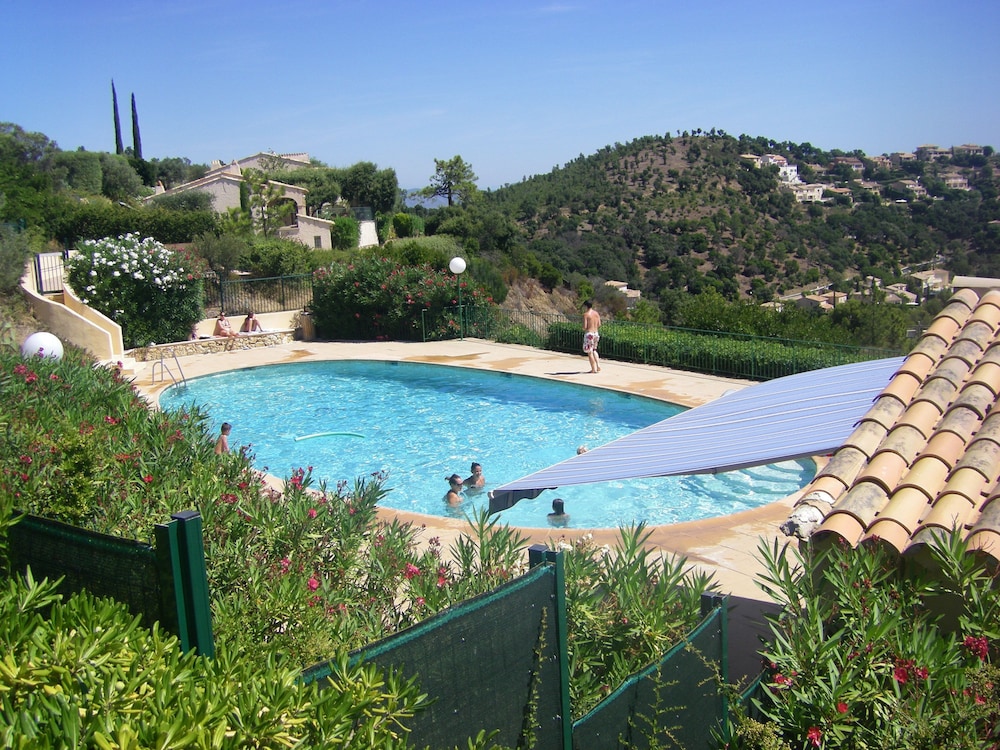 Les Demoiselles in Unknown City, France