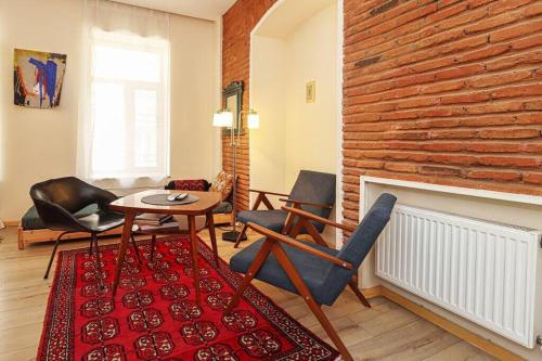 Vintage 2BR Apartment Managed By Wehost