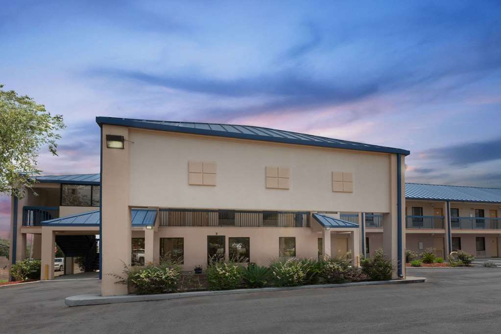 Super 8 by Wyndham Hattiesburg South — hotel in Hattiesburg