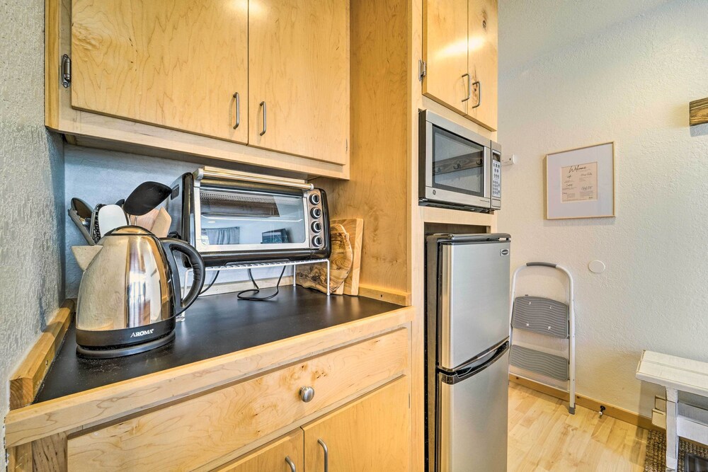 Walk to Ski Resort Tahoe Donner Studio with Balcony - photo 15