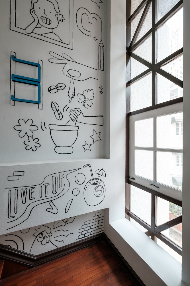 LiveItup Chitlom Hostel