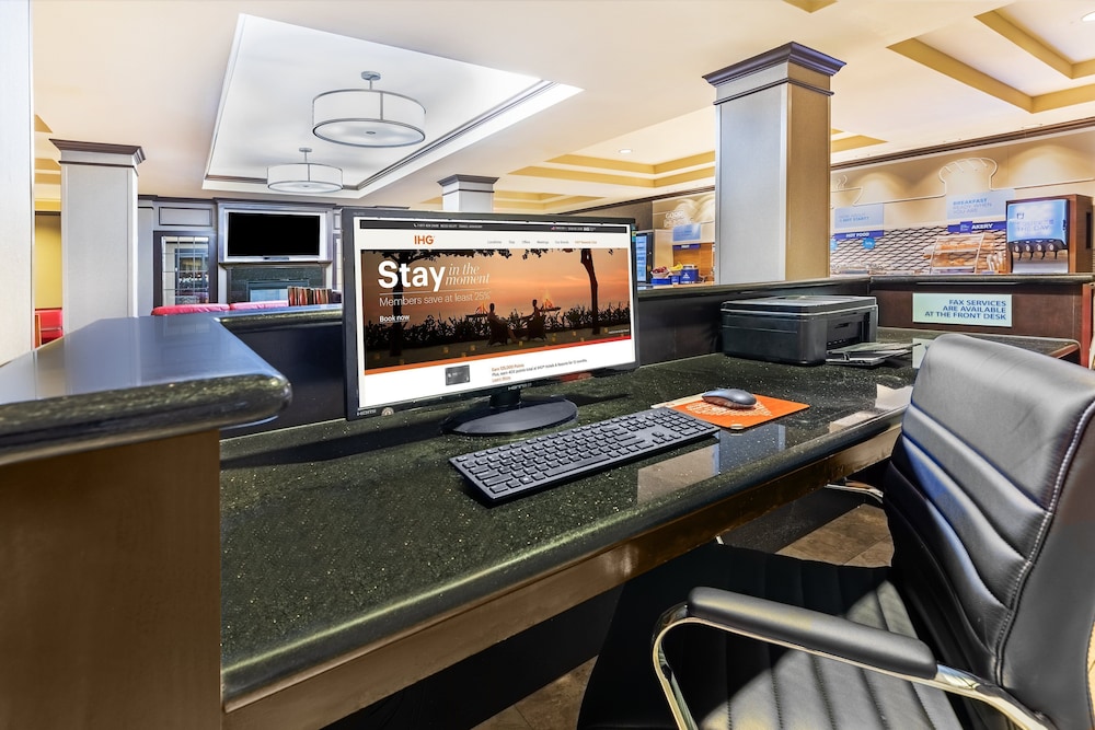 Holiday Inn Express & Suites Floresville by IHG - photo 23