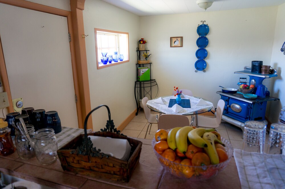 Indiana Jones Bed & Breakfast - photo 14