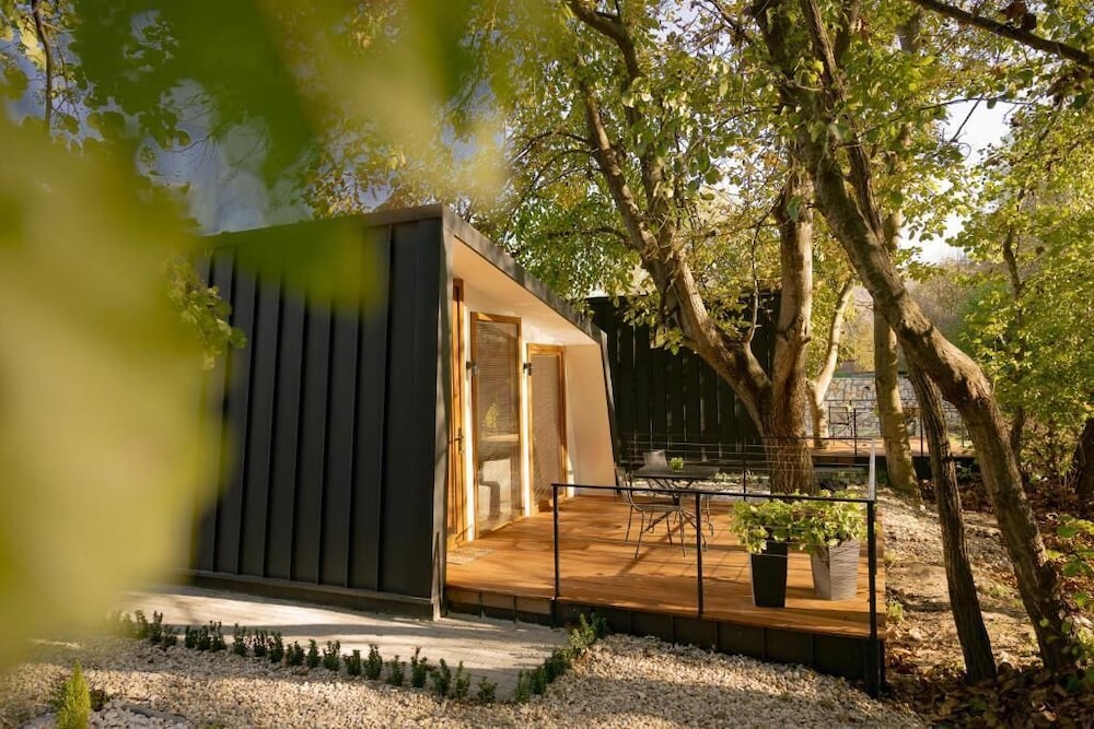 Blisku do Gradot Riverfront Luxury Cabins — 4-Star Luxury Hotel in Skopje, Republic of Macedonia