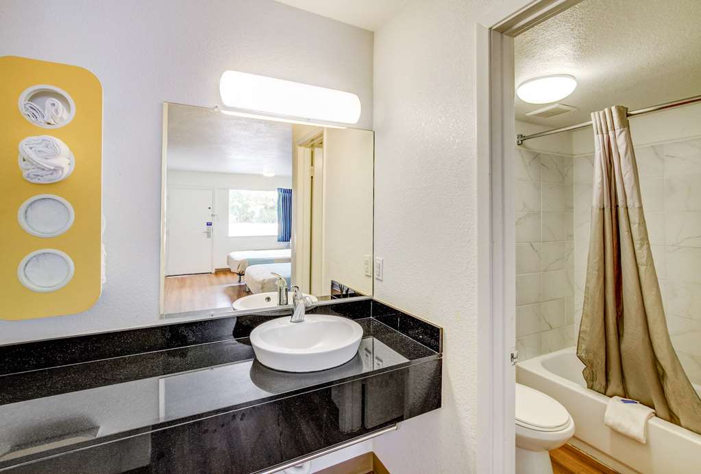 Motel 6 Waco Lacy Lakeview - photo 21