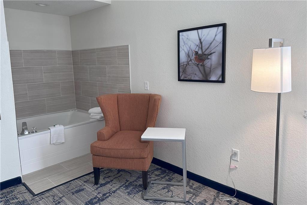 La Quinta Inn & Suites by Wyndham Milwaukee SW New Berlin - photo 15