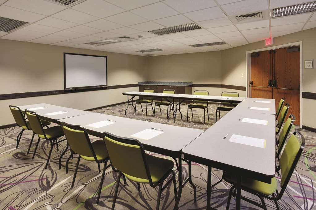 La Quinta Inn & Suites by Wyndham Detroit Metro Airport - photo 26