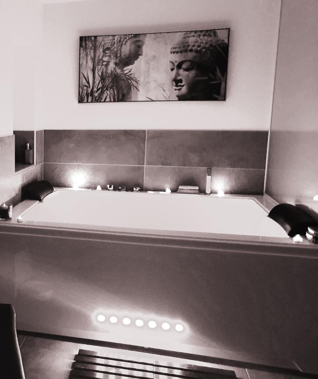 Elle & Lui en Jacuzzi — hotel in Bernis