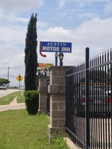 Austin Motor Inn - photo 10