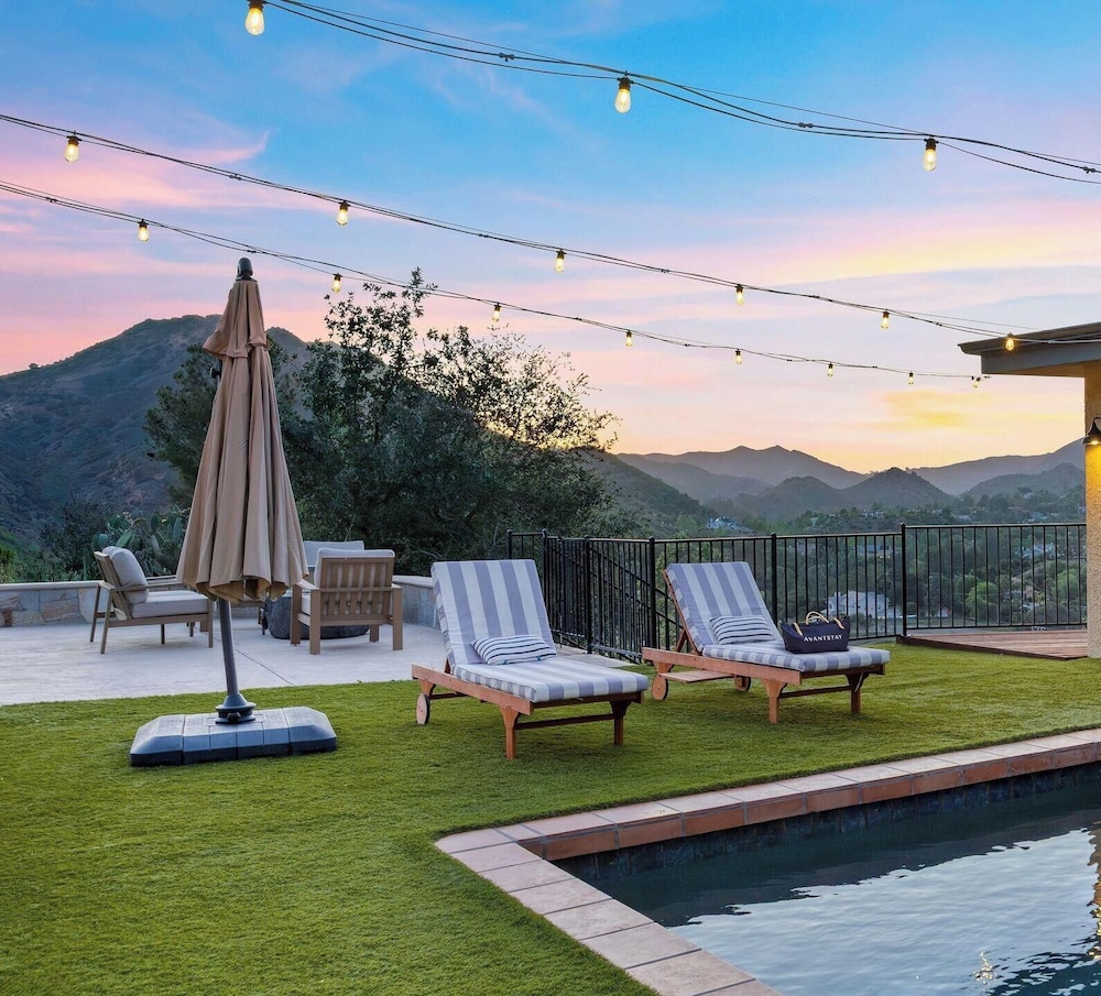 Designer Retreat w Pool Firepits Panoramic Views The Lake House at Malibu — 4-Star Luxury Hotel in Agoura Hills, United States