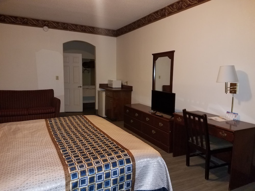 Texas Inn Downtown McAllen - photo 4