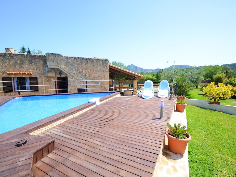 Villa Can Pau pool and garden close to the beach — 4-Star Luxury Hotel in Port D'alcudia, Spain