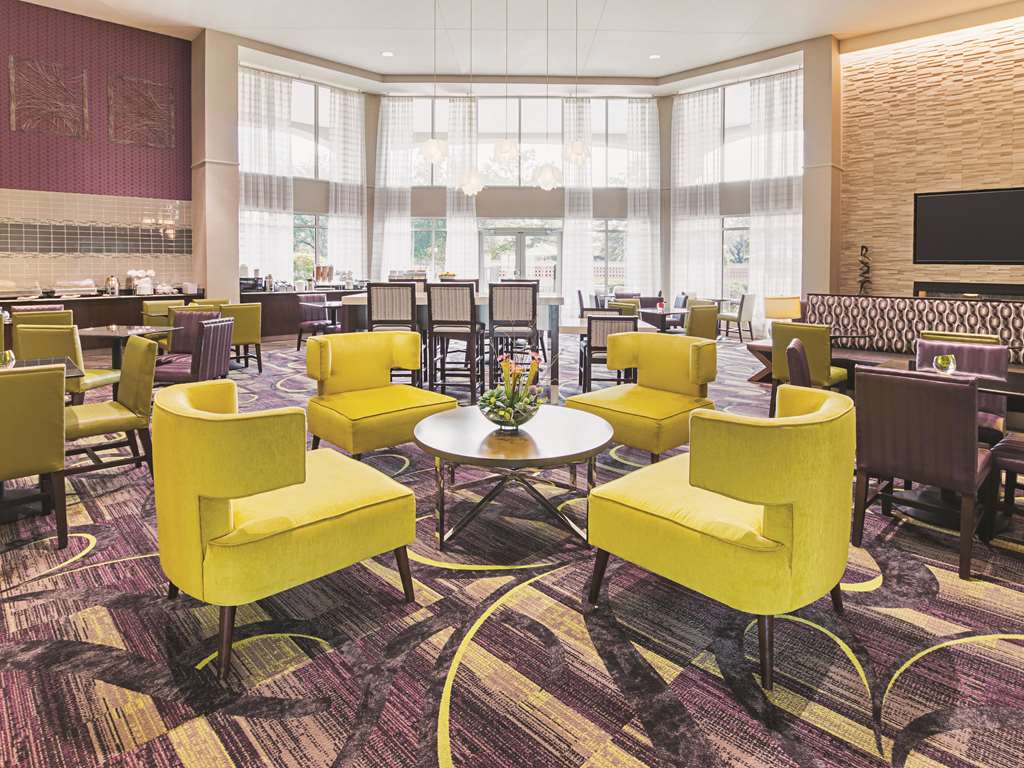 La Quinta Inn & Suites by Wyndham Fort Worth North - photo 7