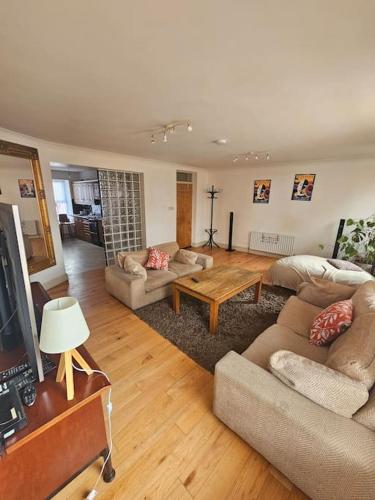Spacious 3 Bedroom Apartment in Vibrant Dublin 8 — 4-Star Luxury Hotel in Dublin, Republic of Ireland