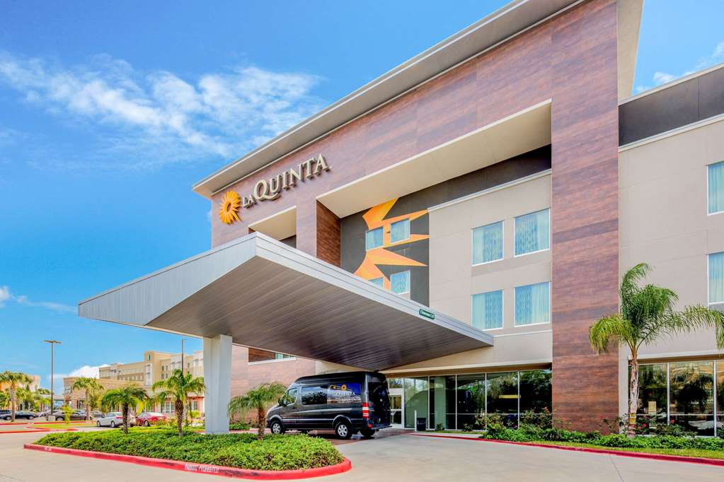 La Quinta Inn & Suites by Wyndham McAllen Convention Center - photo 35